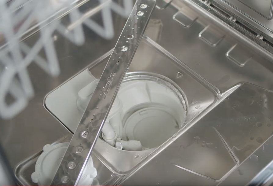 Water op de bodem van uw vaatwasser